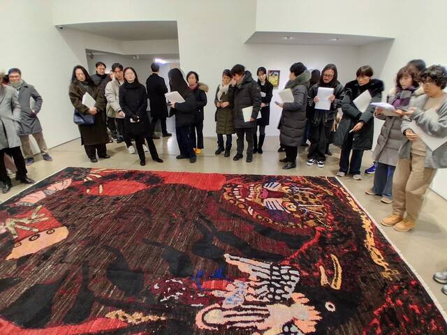 갤러리현대 신관 2층 전시장에 나온 이두원 작가의 민화풍 호랑이 양모 그림. 노형석 기자