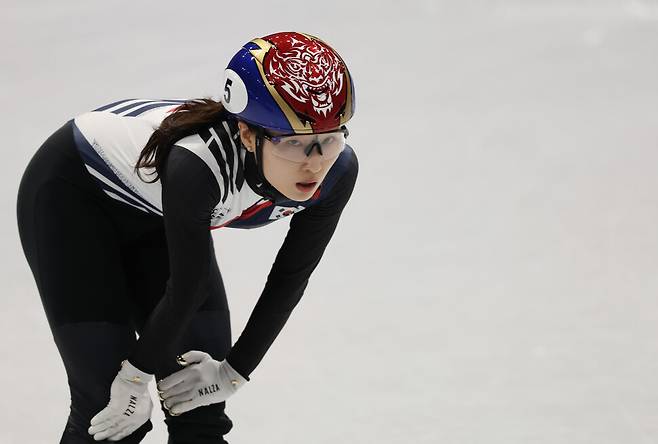 이탈리아 밀라노 아이스스케이팅 아레나에서 열린 2026 밀라노·코르티나담페초 동계올림픽 쇼트트랙 혼성계주 준결승에서 한국 선수들이 넘어지며 결승진출에 실패했다. 한국 최민정이 파이널B 경기 후 아쉬워하고 있다. 밀라노/연합뉴스