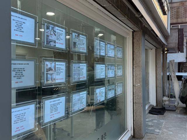 지난달 27일 서울 마포구 서강대 인근 한 부동산 중개소에 매물 안내문이 붙어 있다. 권정현 기자