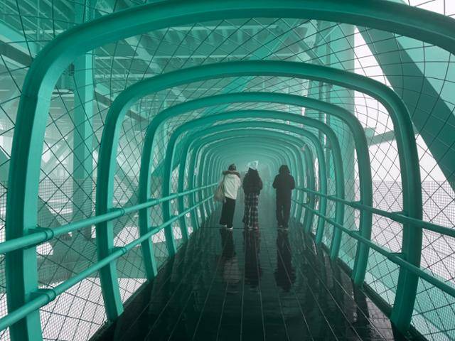 화장협곡대교는 입장료 99위안을 내면 차가 다니는 대교 상판 아래 설치된 스카이워크 등 놀거리를 즐길 수 있도록 만들어졌다. 안순(구이저우성)=이혜미 특파원