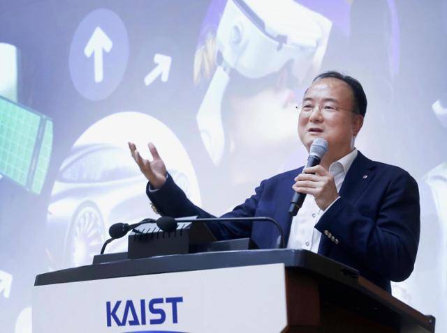 문혁수 LG이노텍 대표가 2025년 10월 17일 대전 유성구 한국과학기술원(KAIST)에서 학생들에게 리더십 특강을 하고 있다. LG이노텍 제공