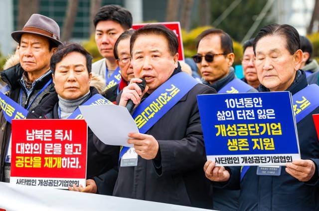 박용만 녹색섬유 대표가 10일 경기 파주시 남북출입사무소 앞에서 열린 '2·10 개성공단 전면 중단 10주년 기자회견' 중 북측에 보내는 방문 승인 호소문을 낭독하고 있다. 뉴시스