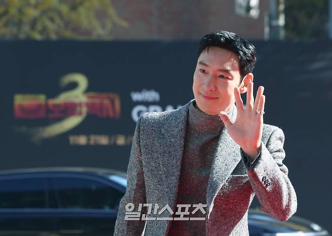 배우 이제훈이 18일 오후 서울 양천구 목동 SBS에서 열린 SBS 새 금토드라마 ‘모범택시3’ 제작발표회에 앞서 레드카펫 행사에 참석해 포토타임을 갖고 있다. 서병수 기자 qudtn@edaily.co.kr /2025.11.18/