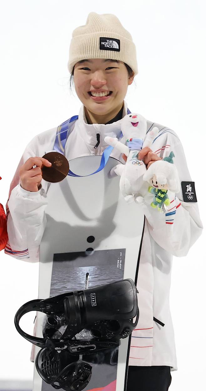 <yonhap photo-1653="">9일(현지시간) 이탈리아 리비뇨 스노파크에서 열린 2026 밀라노-코르티나담페초 동계올림픽 스노보드 여자 빅에어 시상식에서 동메달을 차지한 유승은이 기념촬영을 하고 있다. [사진=연합뉴스]</yonhap>