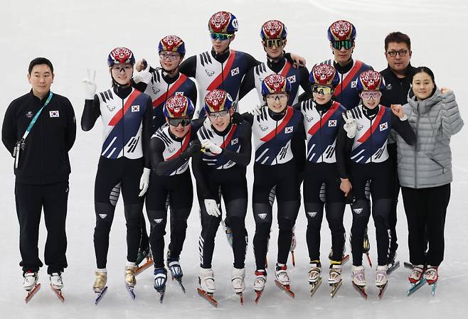 2026 밀라노-코르티나 동계올림픽 개막을 이틀 앞둔 4일(현지시간) 밀라노 아이스스케이팅 아레나에서 한국 쇼트트랙 최민정과 황대헌 등 선수들이 기념사진을 찍고 있다. [사진=연합뉴스]