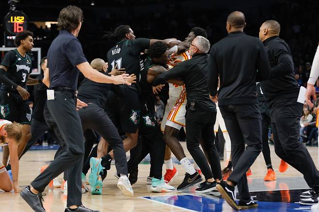 <yonhap photo-3126="">10일(한국시간) 열린 미네소타-애틀랜타전에서 나온 난투극 장면. [AP=연합뉴스]</yonhap>