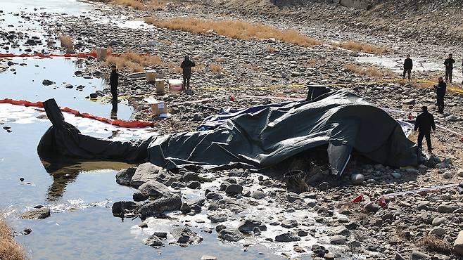 9일 경기도 가평군 조종면 현리에서 육군 코브라 헬기가 추락해 군 당국이 현장을 통제하고 있다.