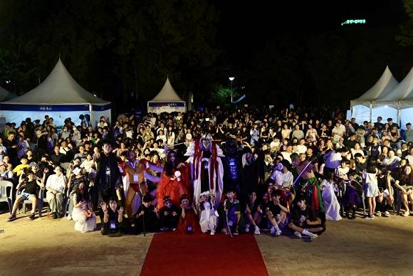 한여름밤의 오싹 호러 페스티벌 참가자들의 단체 사진 촬영 모습. [사진=청주시]