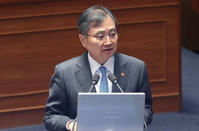 조현 외교부 장관이 9일 국회 본회의에서 열린 정치ㆍ외교ㆍ통일ㆍ안보 분야 대정부질문에서 의원들 질의에 답하고 있다. 임현동 기자