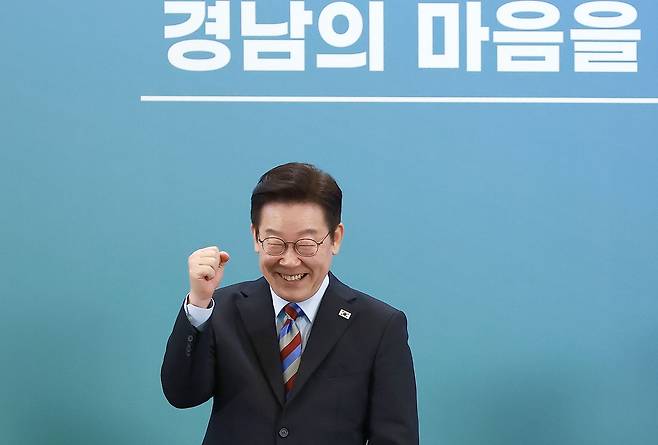 이재명 대통령이 6일 오후 경남 창원컨벤션센터에서 열린 ‘경남의 마음을 듣다’ 타운홀미팅에서 주먹을 쥐어보이고 있다. 청와대 사진기자단