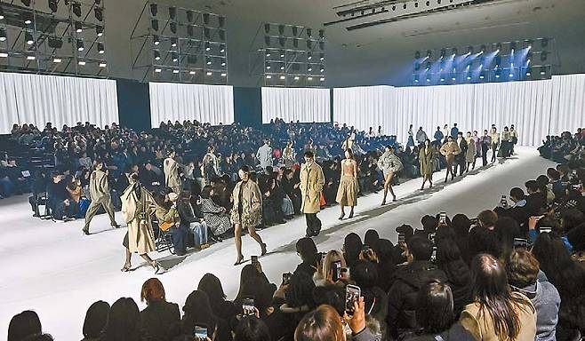 지난 3일부터 8일까지 서울 중구 동대문디자인플라자(DDP)에서 ‘2026 F/W 서울패션위크’가 열렸다. 행사 첫날인 3일 진행된 브랜드 ‘뮌(M?NN)’의 오프닝 쇼 [사진 서울시]