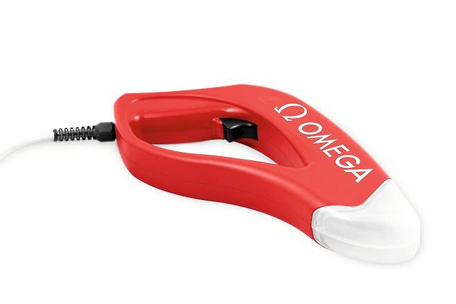 시각과 청각을 동시에 활용한 전자식 출발 신호총. 크로스컨트리 스키, 스피드 스케이트, 쇼트드랙 같은 종목에서 사용한다. 사진 오메가