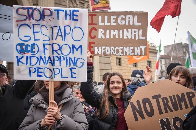 지난달 31일 이탈리아 밀라노에서 열린 'No ICE' 시위에 참가한 시위자들. 이들은 밀라노-코르티나 2026 동계 올림픽 기간 중 미국 이민세관집행국(ICE) 요원들의 파견 계획에 반대하고 있다. 시위대는 최근 미국에서 연방 요원들이 연루된 논란의 치명적 총격 사건 이후 해당 기관의 보안 역할에 대해 비판했다. EPA=연합뉴스