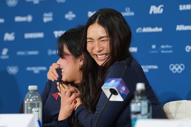 미국 대표 비 김(왼쪽)과 클로이 김이 9일(현지시간) 이탈리아 리비뇨에서 열린 2026 동계올림픽 기자회견에서 포옹하고 있다. 두 사람 모두 한국계로 이번 동계 올림픽에 미국 대표 선수로 출전했다. AP=연합뉴스