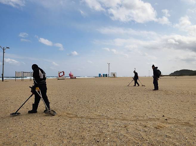 6일 오전 강원 동해시 망상해수욕장에서 사람들이 금속탐지를 하고 있다. 이규림 기자