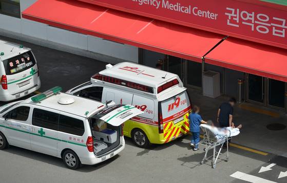 한 상급종합병원 권역응급의료센터 응급실 앞에 119구급차 등 응급환자를 이송한 구급 차량이 줄지어 대기하고 있다. 프리랜서 김성태