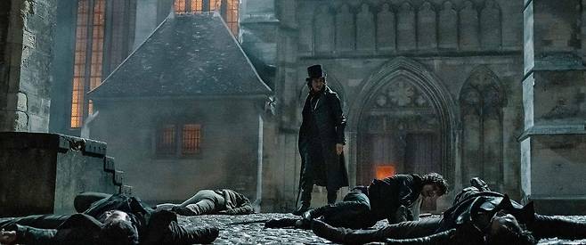 영화 '몬테크리토 백작' 스틸컷. 몬테크리스토 백작으로 돌아온 에드몽이 자신을 배신한 친구에게 접근하기 위해 그의 아들을 위기에 빠뜨린 뒤 영웅처럼 나타나 구하고 있다. [사진 찬란]