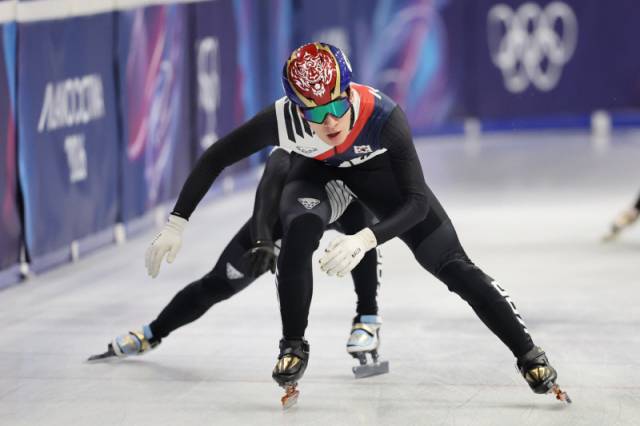 ▲ 한국 쇼트트랙 국가대표팀 황대헌이 9일(한국 시간) 이탈리아 밀라노 아이스 스케이팅 아레나에서 훈련에 임하고 있다.   연합뉴스