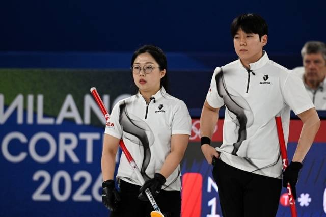 ▲ 한국 컬링 국가대표팀 김선영(왼쪽)과 정영석이 9일(한국 시간) 오전 이탈리아 코르티나담페초 코르티나 컬링 올림픽 스타디움에서 열린 노르웨이와 2026 밀라노-코르티나담페초 동계 올림픽 컬링 믹스더블 라운드 로빈 최종전에서 경기가 풀리지 않자 답답한 표정을 짓고 있다. 로이터/연합뉴스