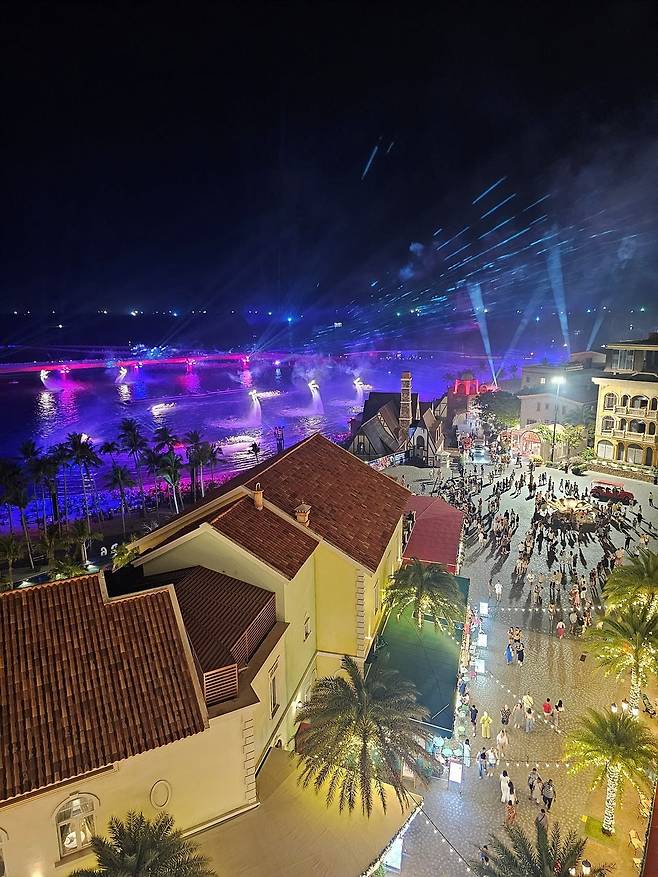 매일이 축제의 현장 같은 호텔 밖 풍경, 심포니오브더씨 바다 공연 중(사진=정상미)
