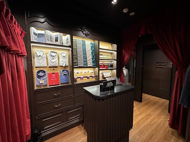 싱가포르 중심 업무 지구 래플스 플레이스 쇼핑몰의 테일러 애덤<Taylor Adam> 스피크이지바. 싱가포르=류재도.