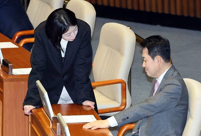 국민의힘 장동혁 대표와 배현진 의원이 9일 국회에서 열린 2월 임시국회 본회의에서 대화하고 있다. 사진=연합뉴스
