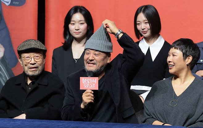 배우 성지루(가운데)가 10일 서울 종로구 NOL 서경스퀘어에서 열린 연극 '불란서 금고 - 북벽에 오를 자 누구더냐' 제작발표회에 참석해 삭발을 공개하고 있다./사진=뉴스1