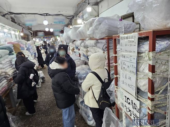 10일 오후 서울 종로구 예지동 광장시장 내 이불거리에 관광객들이 이불을 둘러보고 있다. /사진=박수빈 기자/