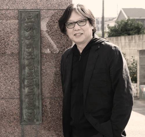 평화운동가 홍순관은 2019년부터 매년 일본 오카야마조선학교와 한글서예 교류를 해오고 있다. 사진은 2025년 10월 교문에서 촬영했다.