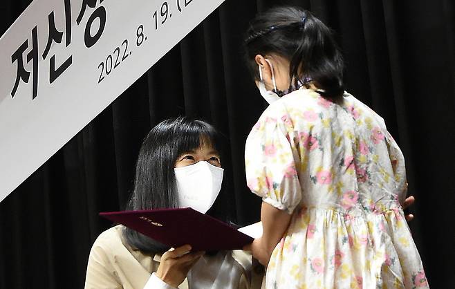 구연경 LG복지재단 대표가 지난해 10월 저성장 어린이 지원 캠페인 기념식에서 한 어린이와 인사를 나누고 있다. LG제공