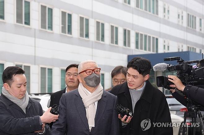 삼표그룹 정도원 회장(가운데)이 10일 경기 의정부시 가능동 의정부지방법원에서 선고 공판 출석을 위해 법정으로 이동하고 있다. 연합뉴스