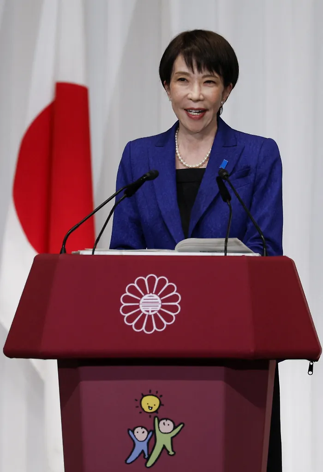 다카이치 사나에 일본 총리가 중의원 선거 압승 다음날인 9일 도쿄 자민당사에서 기자회견을 하고 있다. 로이터연합뉴스