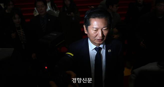 정청래 더불어민주당 대표가 10일 국회에서 조국혁신당과의 합당 논의를 주제로 비공개로 열린 의원총회 중 회의장을 나와 이동하고 있다. 권도현 기자