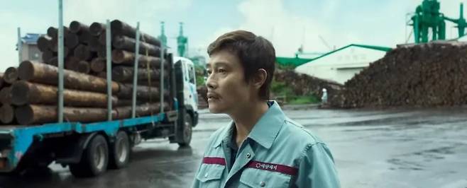 영화 <어쩔수가없다>에서 주인공 만수(이병헌)가 제지공장을 거닐고 있다.   CJ ENM 제공