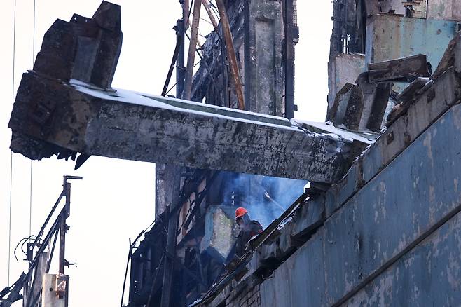 노동자들이 9일(현지시간) 우크라이나 내 공개되지 않은 장소에서 러시아의 미사일 공격으로 파괴된 발전소를 수리하고 있다. AP연합뉴스