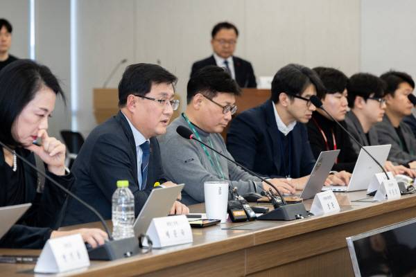 김성환(왼쪽에서 두 번째) 기후에너지환경부 장관이 지난 9일 정부세종청사에서 기후부 출입기자단과 신년 간담회를 갖고 질의에 답하고 있다. 기후부 제공