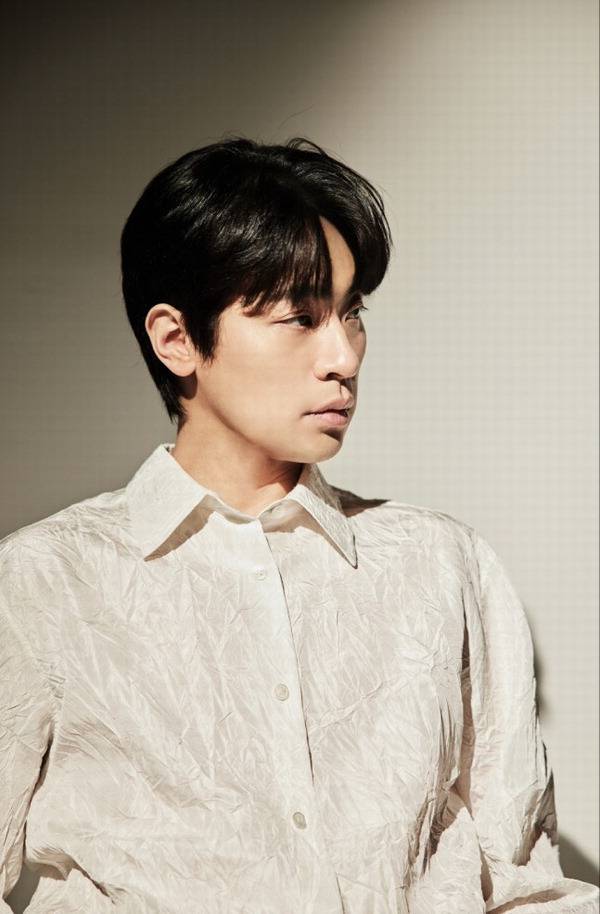 류승완 감독의 신작 ‘휴민트’의 주연 배우 박정민이 인터뷰를 한 뒤 포즈를 취하고 있다.  샘컴퍼니 제공