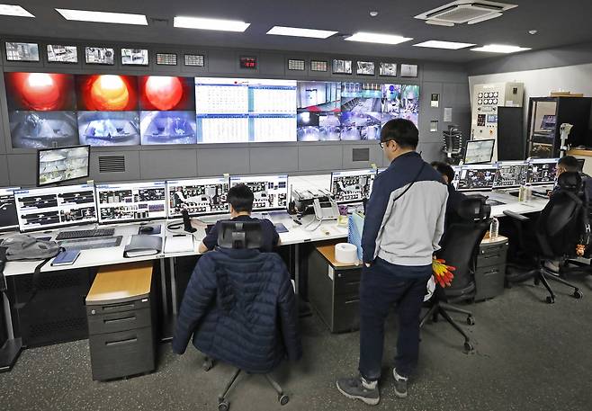 Officials at the Mapo Resource Recovery Plant work at the facility’s central control panel on Feb. 4. [PARK SANG-MOON]