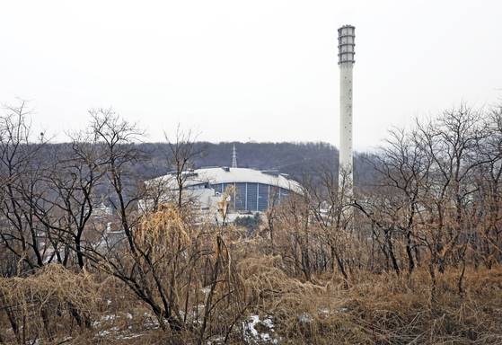Filtered smoke exits through the chimney of Mapo Resource Recovery plant in western Seoul on Feb. 4. [PARK SANG-MOON]