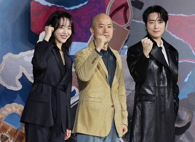 배우 신혜선, 김진민 감독, 이준혁(왼쪽부터)이 10일 오후 서울 장충동2가 앰버서더 서울 풀만 호텔에서 열린 넷플릭스 시리즈 ‘레이디 두아’ 제작발표회에서 포즈를 취하고 있다. 연합뉴스