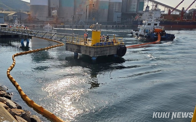 강릉시와 양양군 일부 등 강릉해양경찰서 관할 해역에서 2025년 한 해 동안 총 5건의 해양오염사고가 발생해 기름 등 오염물질은 96.1ℓ가 유출된 것으로 나타났다. 방제 훈련 모습. 강릉해경 제공