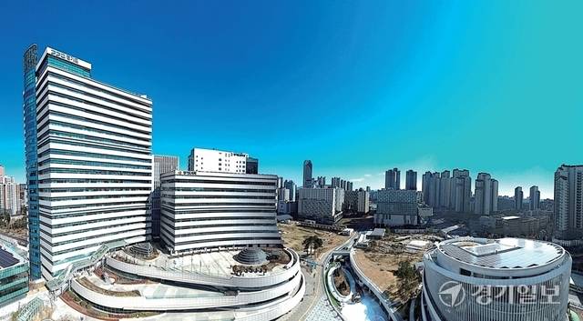 민선자치 30년간 경기도 재정자립도는 15.9%포인트 하락했다. 외환위기와 코로나19 확산기 등 경기 변동기에 지방세 수입이 위축되며 재정자립도가 낮아졌다는 분석이 나온다. 사진은 경기도청 전경. 조주현기자