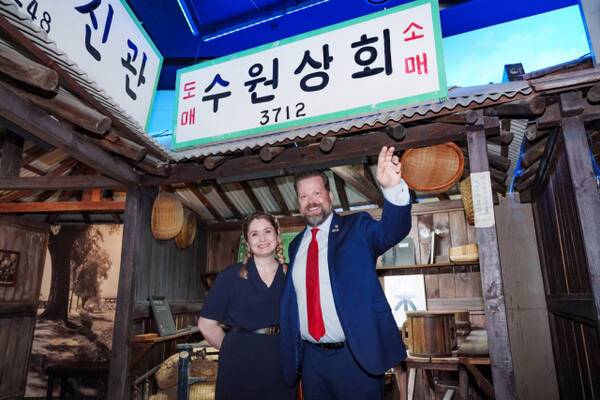 수원박물관에서 외국인들이 1960년대 수원을 재현한 전시물을 배경으로 사진을 찍고 있다. 수원시 제공