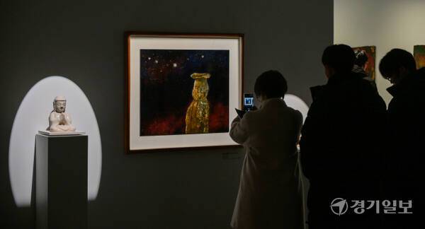 경기도박물관 개관 30주년 기념 특별전 ‘성파선예(性坡禪藝): 성파스님의 예술세계’에서 관람객들이 ‘미륵존’(가운데)과 삼천불전 도자불상을 감상하고 있다. 윤원규기자