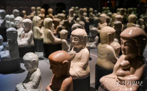 경기도박물관 개관 30주년을 맞이해 열린 특별전 ‘성파선예 : 성파스님의 예술세계’에서 만나볼 수 있는 성파스님의 삼천불전 도자불상 일부. 윤원규기자
