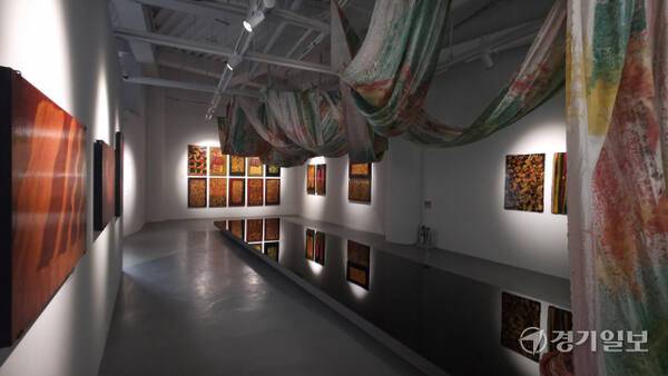 공중에 내건 옻칠염색 작품과 수중에 잠긴 옻칠 회화 작품 등이 다양하게 연출돼 있다. 이나경기자