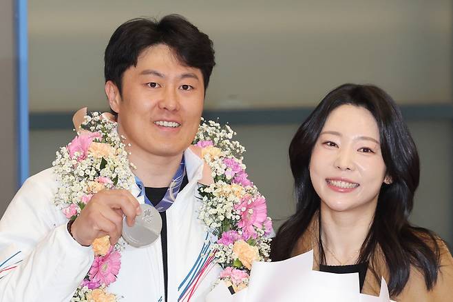 2026 밀라노·코르티나담페초 동계 올림픽 스노보드 남자 평행대회전에서 은메달을 차지한 김상겸이 10일 인천국제공항을 통해 귀국해 아내와 기념촬영을 하고 있다. 2026.2.10 / 사진=연합뉴스