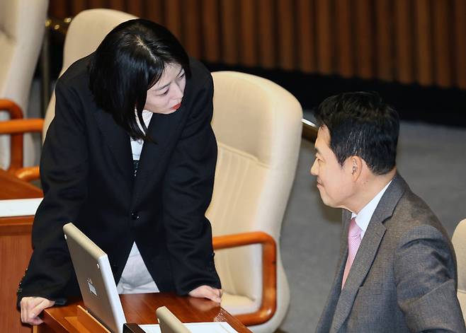 배현진 국민의힘 의원이 지난 9일 오후 서울 여의도 국회에서 열린 제432회국회(임시회) 제4차 본회의에서 장동혁 국민의힘 대표에게 발언하고 있다. [뉴시스]