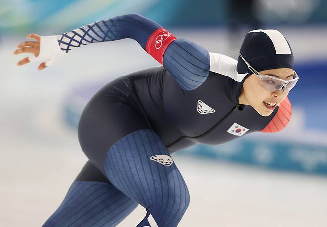 10일(한국시간)2026 밀라노·코르티나담페초 동계올림픽 스피드스케이팅 여자 1000ｍ 경기에서 이나현이 질주하고 있다.  연합뉴스