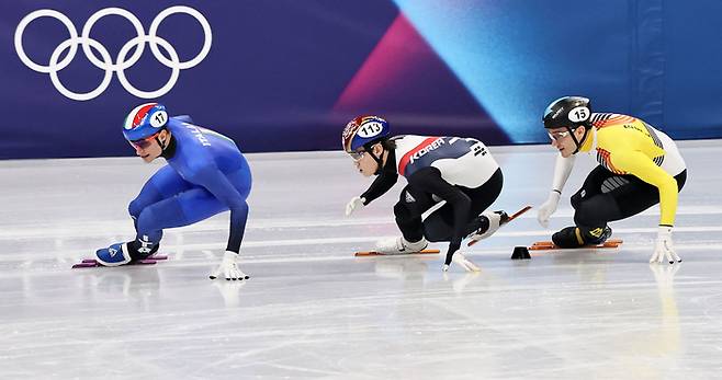 쇼트트랙 임종언(가운데)이 10일 이탈리아 밀라노 아이스스케이팅 아레나에서 열린 2026 밀라노·코르티나 담페초 동계올림픽 쇼트트랙 남자 1000m 예선경기에서 역주하고 있다. 뉴시스